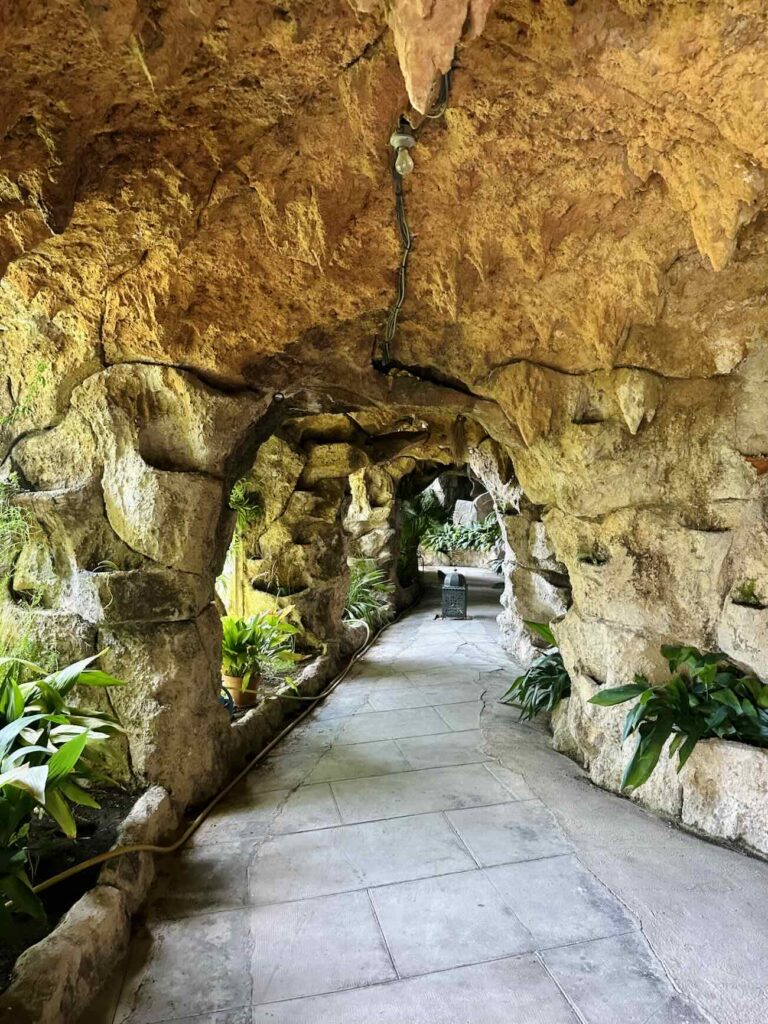 Villa Santa Lucia : Jardin botanique et décors de rocailles à Marseille (passage)