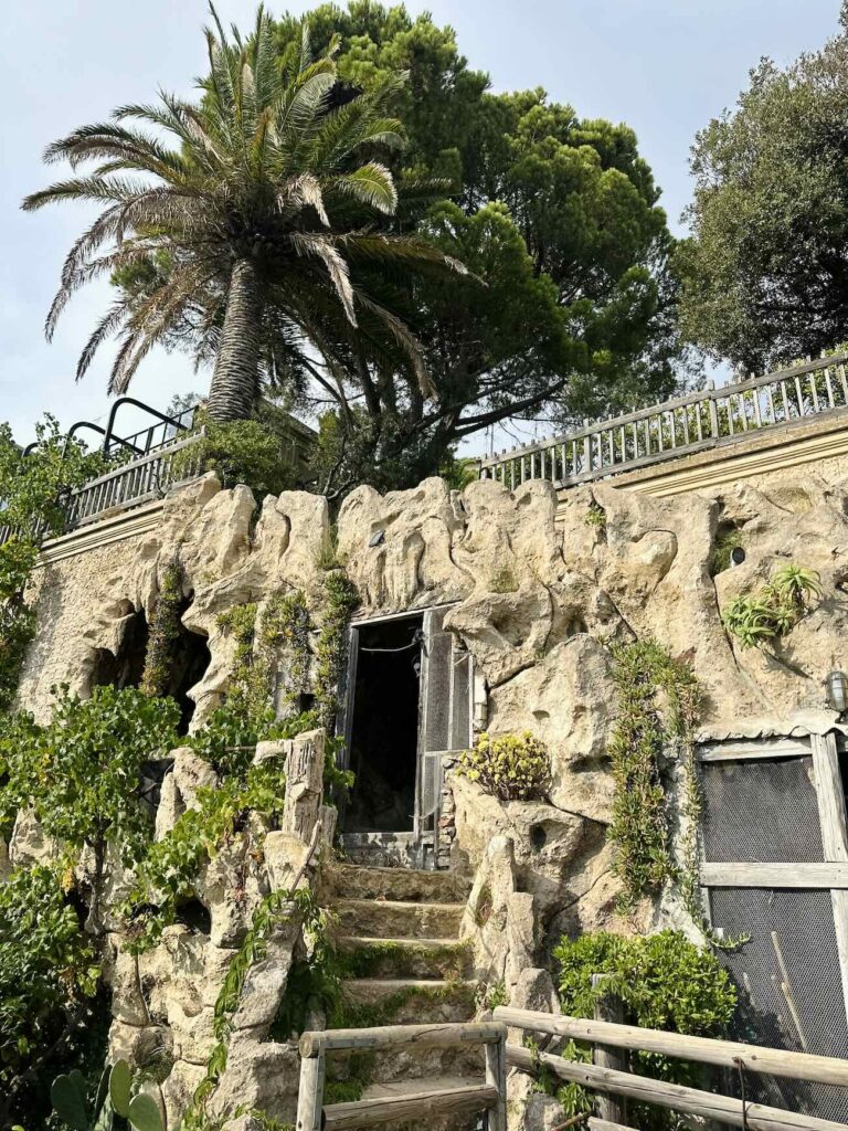 Villa Santa Lucia : Jardin botanique et décors de rocailles à Marseille (palmier)