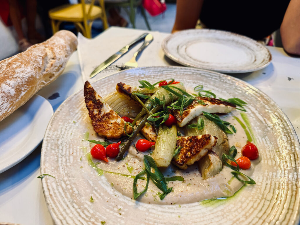 Figaro, restaurant bistronomique du 12ᵉ arrondissement de Marseille, propose une cuisine locale et créative dans un cadre lumineux avec jardin végétalisé. (fenouil et halloumi)