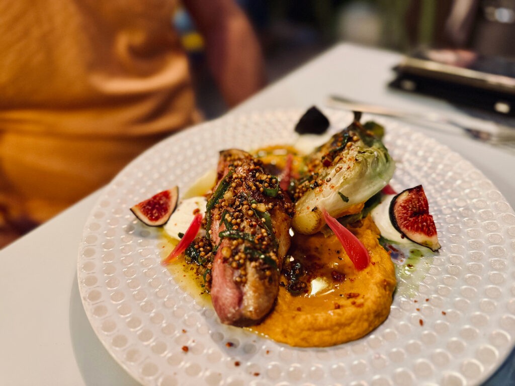 Figaro, restaurant bistronomique du 12ᵉ arrondissement de Marseille, propose une cuisine locale et créative dans un cadre lumineux avec jardin végétalisé. (canard)