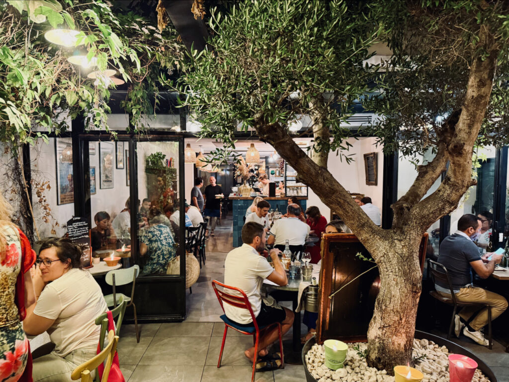 Figaro, restaurant bistronomique du 12ᵉ arrondissement de Marseille, propose une cuisine locale et créative dans un cadre lumineux avec jardin végétalisé. (patio)