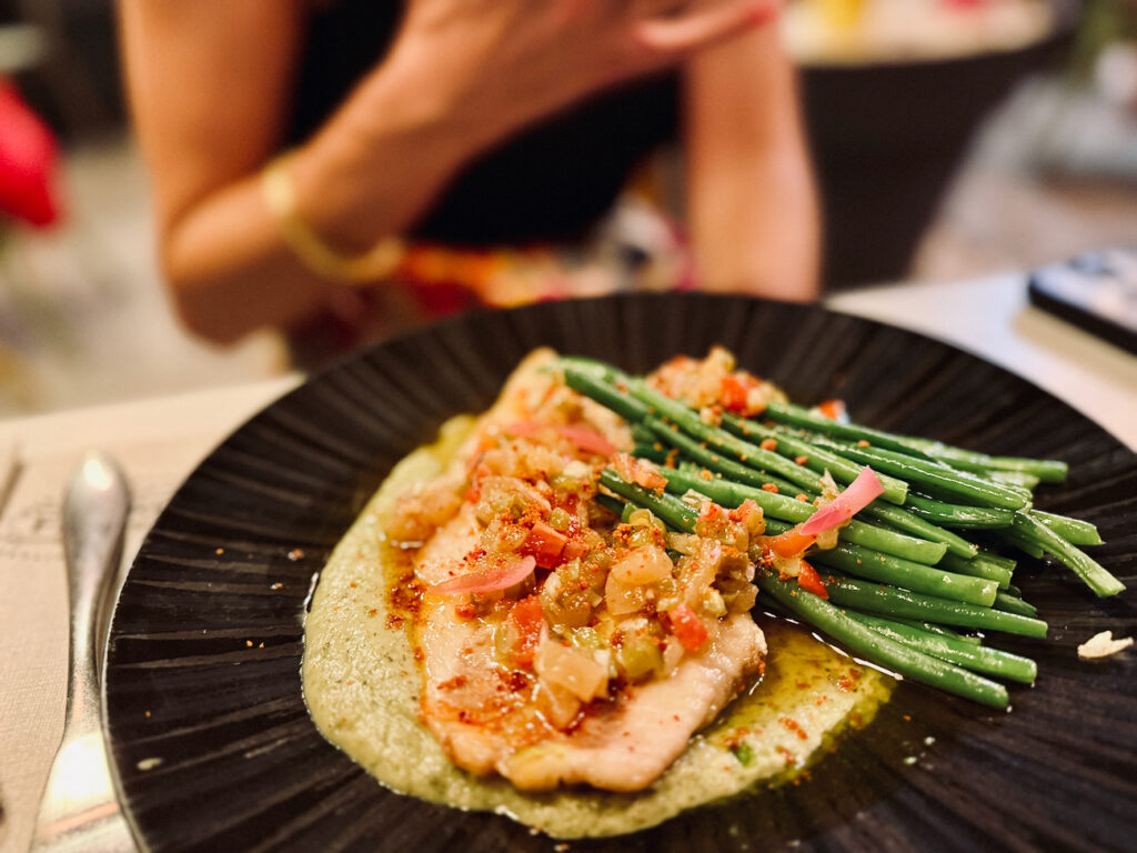 Figaro, restaurant bistronomique du 12ᵉ arrondissement de Marseille, propose une cuisine locale et créative dans un cadre lumineux avec jardin végétalisé. (daurade)