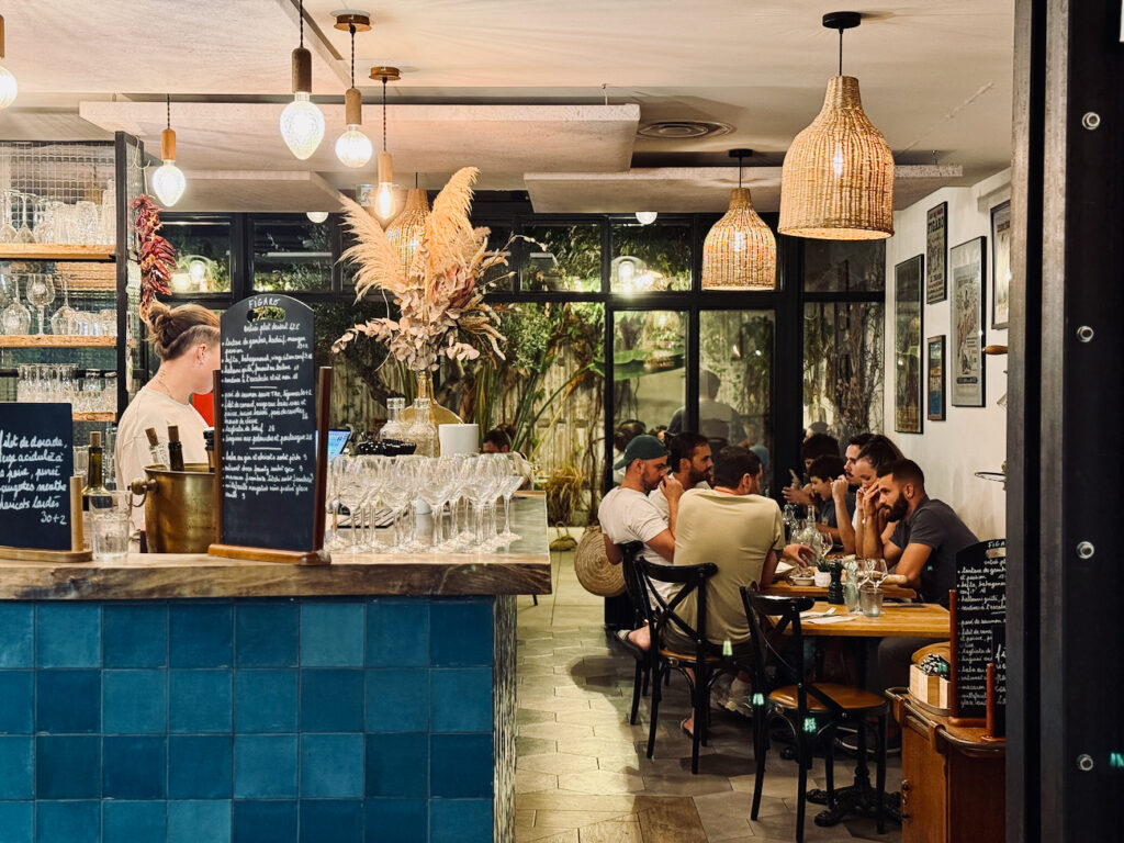 Figaro, restaurant bistronomique du 12ᵉ arrondissement de Marseille, propose une cuisine locale et créative dans un cadre lumineux avec jardin végétalisé. (bar)