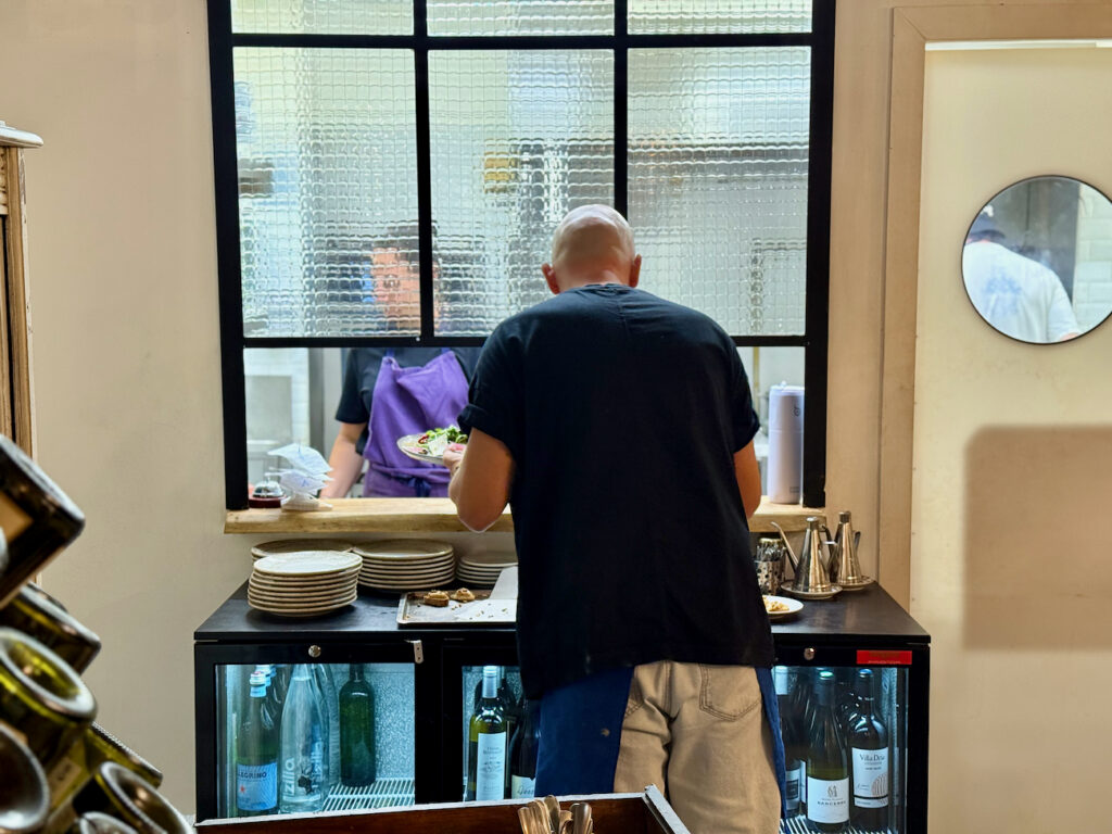 Figaro, restaurant bistronomique du 12ᵉ arrondissement de Marseille, propose une cuisine locale et créative dans un cadre lumineux avec jardin végétalisé. (passe plats)