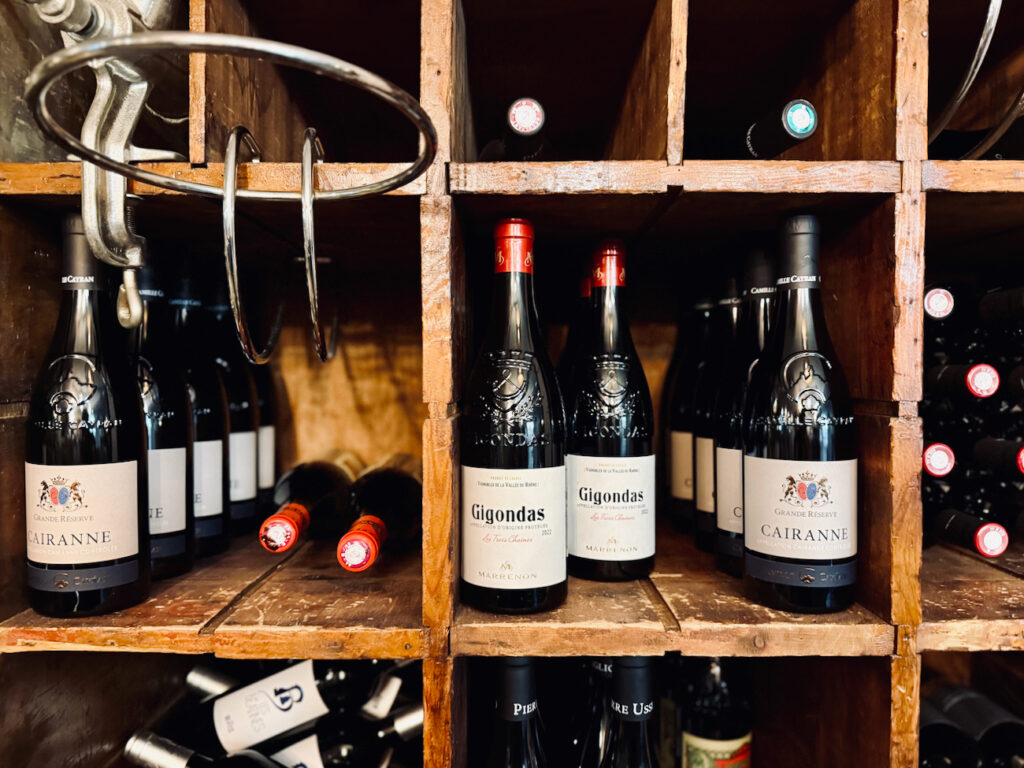 Figaro, restaurant bistronomique du 12ᵉ arrondissement de Marseille, propose une cuisine locale et créative dans un cadre lumineux avec jardin végétalisé. (vins)