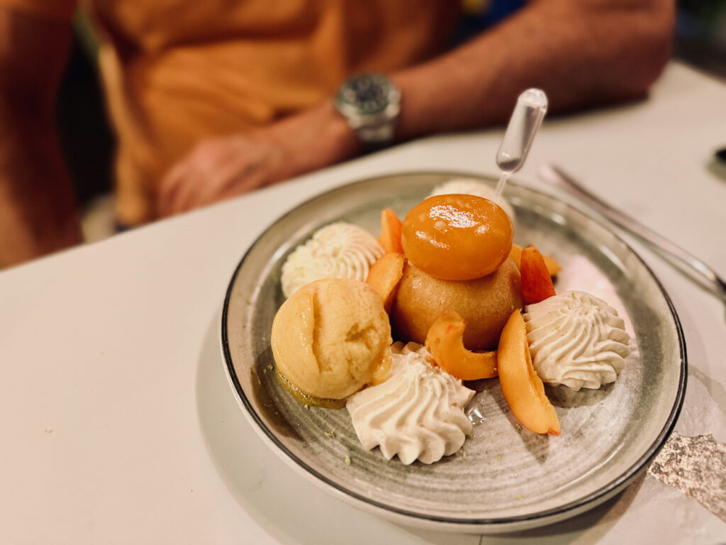 Figaro, restaurant bistronomique du 12ᵉ arrondissement de Marseille, propose une cuisine locale et créative dans un cadre lumineux avec jardin végétalisé. (baba au rhum)