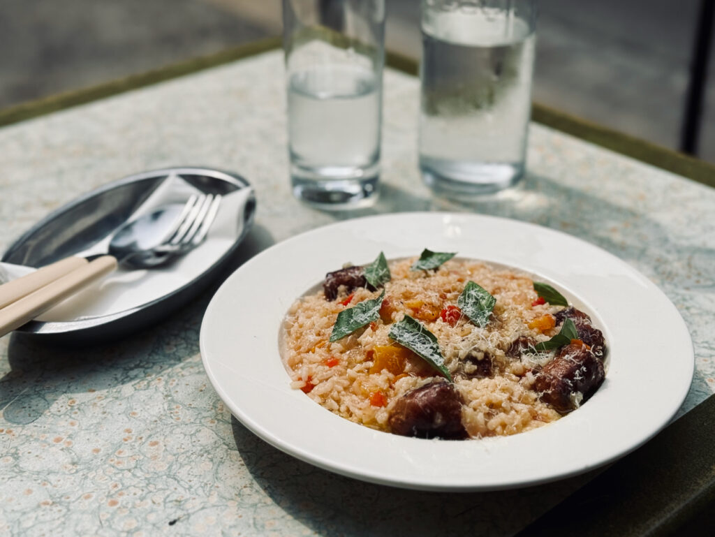 Sur le cours Lieutaud, Bonnies mêle face à la Bonne-Mère esprit bistrot, plats du jour savoureux, et touche anglo-saxonne. (risotto)