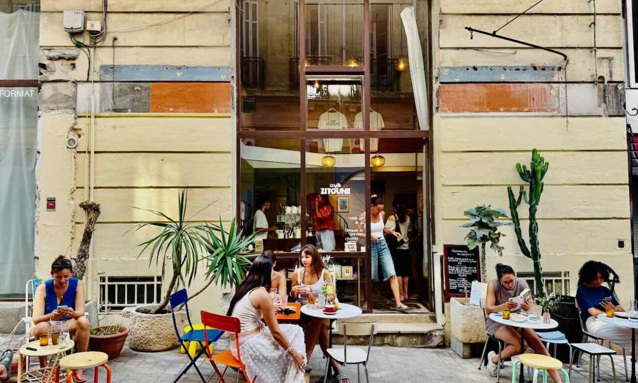 Café Zitoune et un café-cantine ensoleillé rue Mazagran à Marseille qui propose du café de spécialité, des assiettes créatives, et une terrasse colorée. (extérieur)