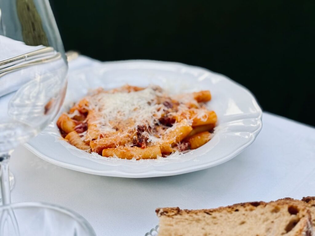 Ciccino est un restaurant italien situé rue Paradis à Marseille. Il propose une carte inspirée, une cave riche et l’art de recevoir à l’italienne.