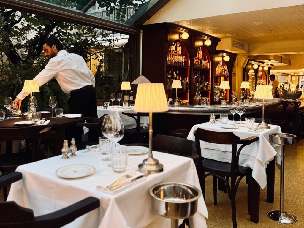 Ciccino est un restaurant italien situé rue Paradis à Marseille. Il propose une carte inspirée, une cave riche et l’art de recevoir à l’italienne. (tables)