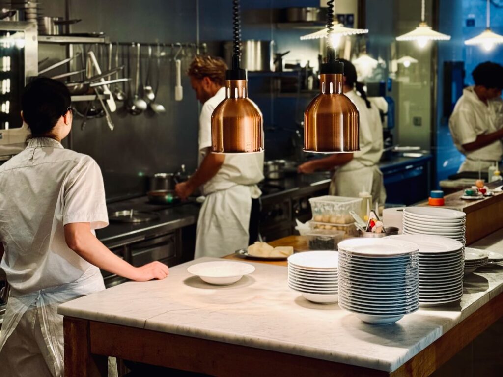 Ciccino est un restaurant italien situé rue Paradis à Marseille. Il propose une carte inspirée, une cave riche et l’art de recevoir à l’italienne. (cuisine)