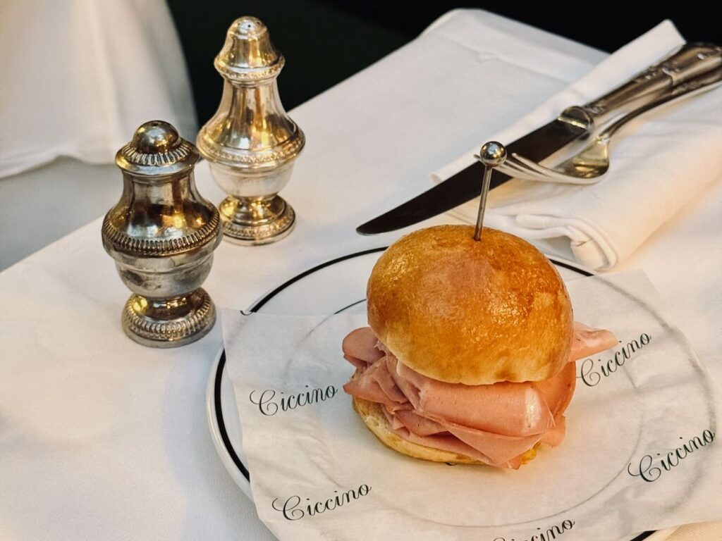 Ciccino est un restaurant italien situé rue Paradis à Marseille. Il propose une carte inspirée, une cave riche et l’art de recevoir à l’italienne. (maritozzo)