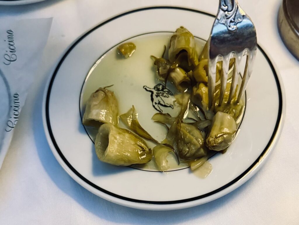 Ciccino est un restaurant italien situé rue Paradis à Marseille. Il propose une carte inspirée, une cave riche et l’art de recevoir à l’italienne. (puntarelle)