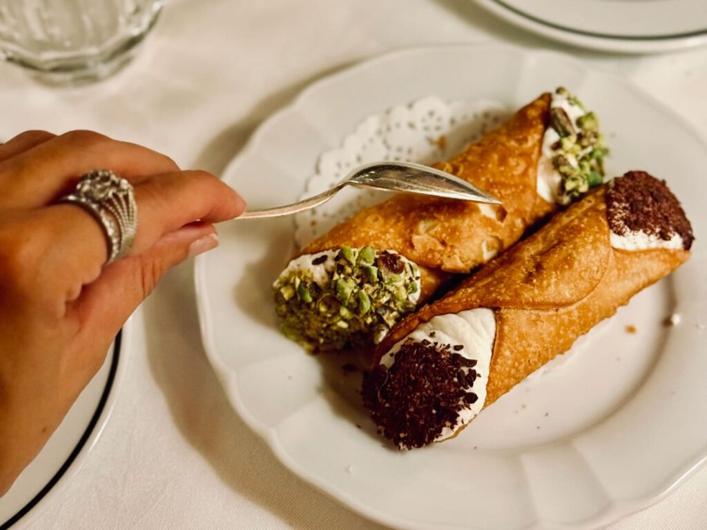 Ciccino est un restaurant italien situé rue Paradis à Marseille. Il propose une carte inspirée, une cave riche et l’art de recevoir à l’italienne. (cannoli)