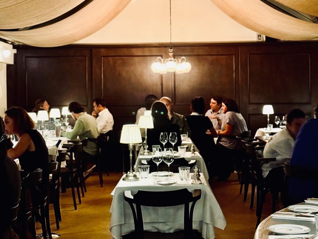 Ciccino est un restaurant italien situé rue Paradis à Marseille. Il propose une carte inspirée, une cave riche et l’art de recevoir à l’italienne.