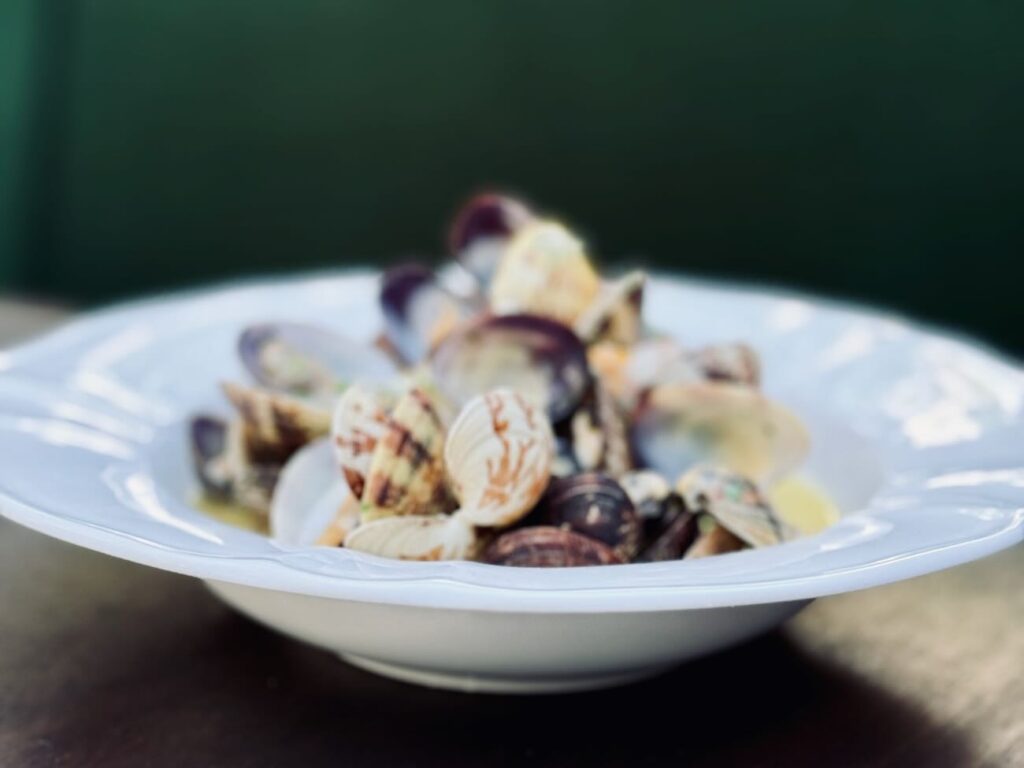 Ciccino est un restaurant italien situé rue Paradis à Marseille. Il propose une carte inspirée, une cave riche et l’art de recevoir à l’italienne. (palourdes)