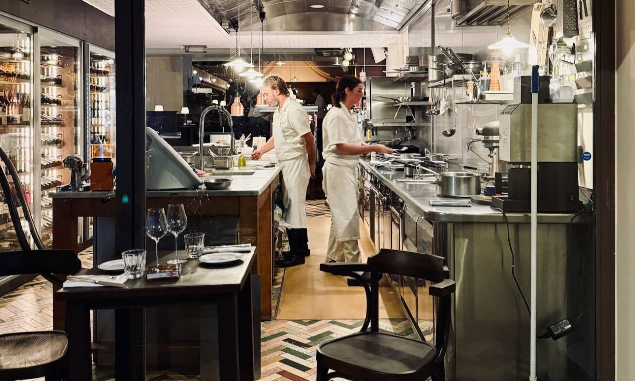 Ciccino est un restaurant italien situé rue Paradis à Marseille. Il propose une carte inspirée, une cave riche et l’art de recevoir à l’italienne. (cuisine ouverte)