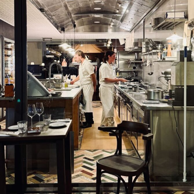 Ciccino est un restaurant italien situé rue Paradis à Marseille. Il propose une carte inspirée, une cave riche et l’art de recevoir à l’italienne. (cuisine ouverte)