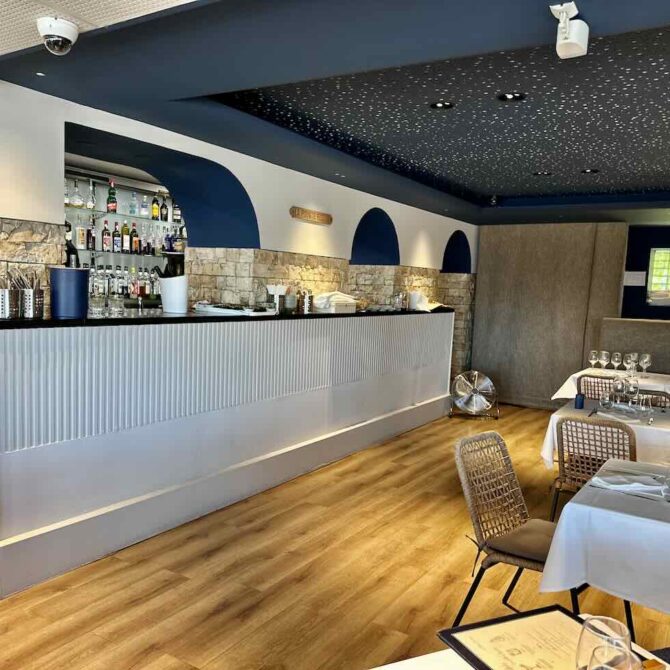 Les Trottoirs Marseillais est une brasserie situé à la Pointe rouge non loin de la Plage proposant une cuisine française de qualité (comptoir)