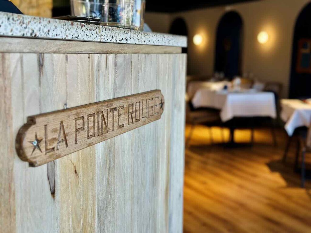 Les Trottoirs Marseillais est une brasserie situé à la Pointe rouge non loin de la Plage proposant une cuisine française de qualité (accueil)