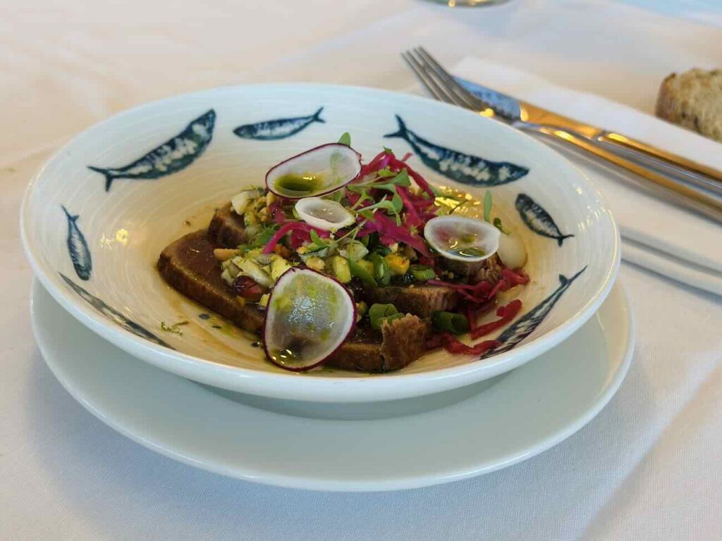 Les Trottoirs Marseillais est une brasserie situé à la Pointe rouge non loin de la Plage proposant une cuisine française de qualité (tataki)