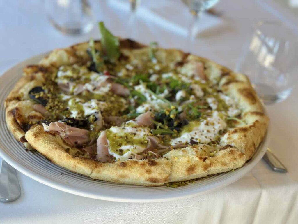 Les Trottoirs Marseillais est une brasserie situé à la Pointe rouge non loin de la Plage proposant une cuisine française de qualité (pizza)