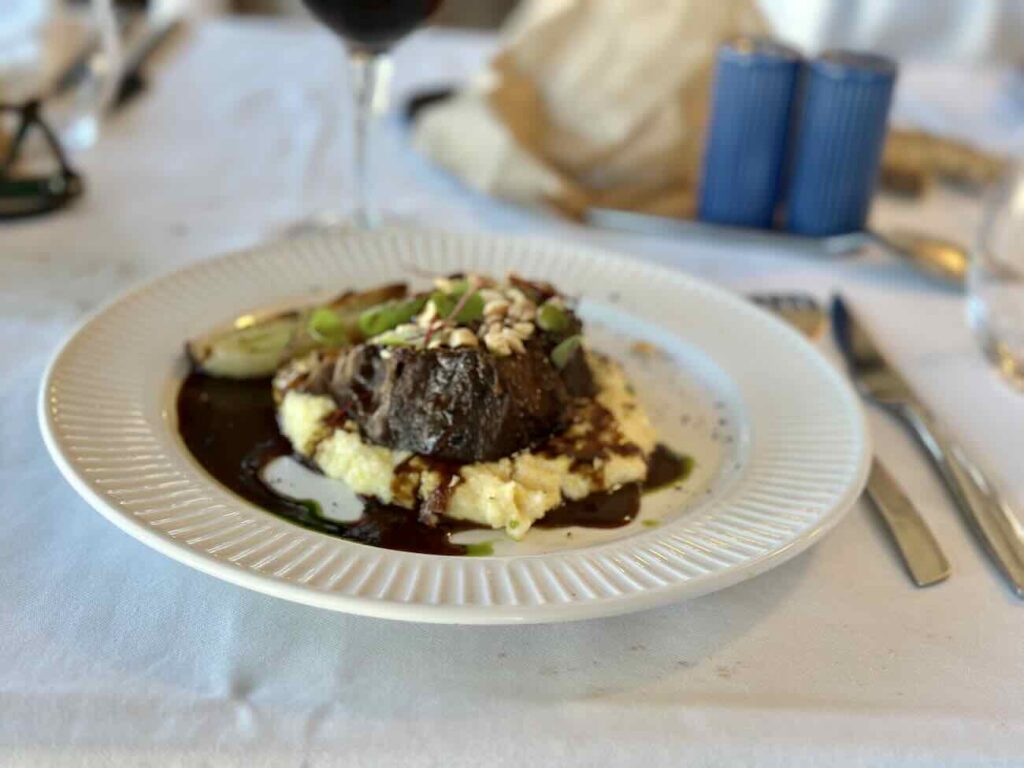 Les Trottoirs Marseillais est une brasserie situé à la Pointe rouge non loin de la Plage proposant une cuisine française de qualité (paleron bœuf)
