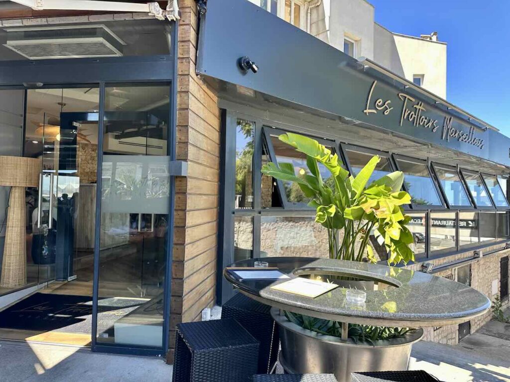 Les Trottoirs Marseillais est une brasserie situé à la Pointe rouge non loin de la Plage proposant une cuisine française de qualité (façade)