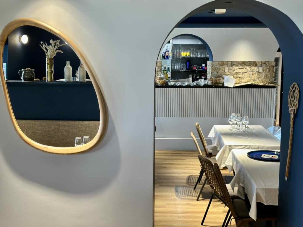 Les Trottoirs Marseillais est une brasserie situé à la Pointe rouge non loin de la Plage proposant une cuisine française de qualité (salle)