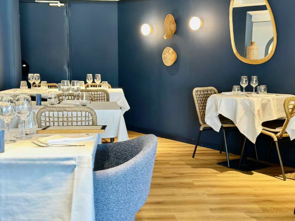 Les Trottoirs Marseillais est une brasserie situé à la Pointe rouge non loin de la Plage proposant une cuisine française de qualité (tables)