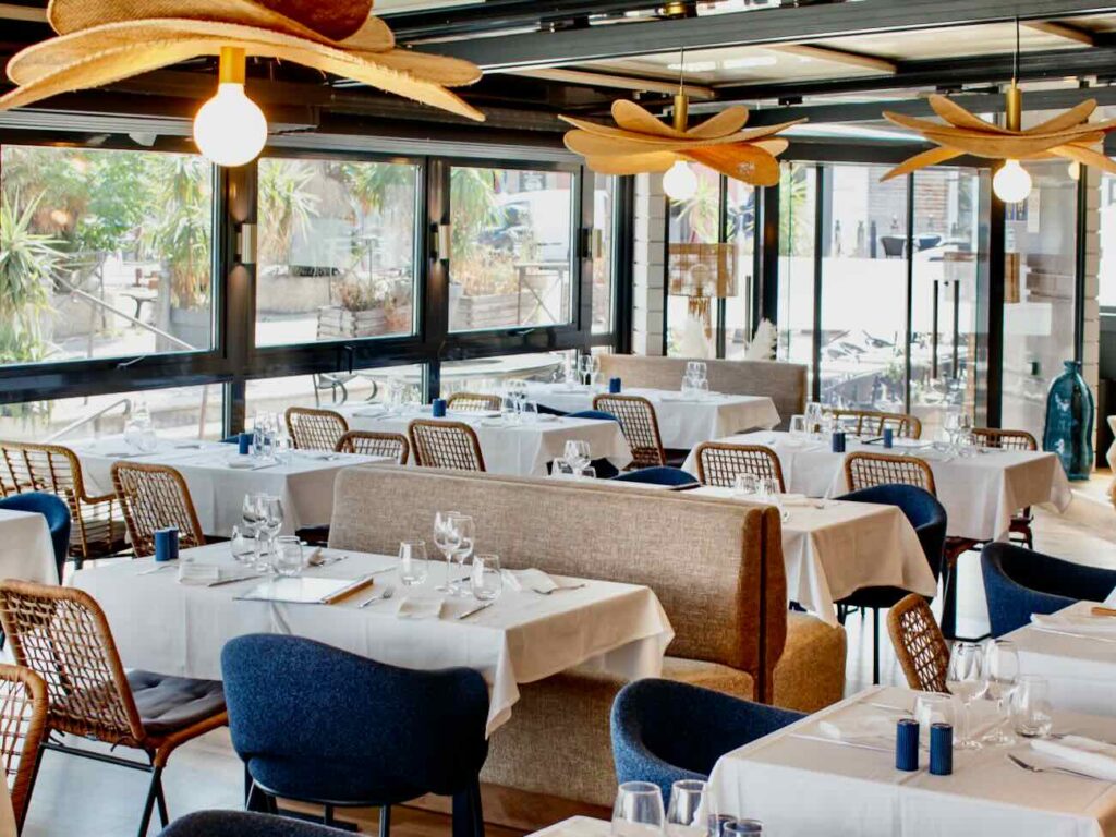 Les Trottoirs Marseillais est une brasserie situé à la Pointe rouge non loin de la Plage proposant une cuisine française de qualité (tables nappées)