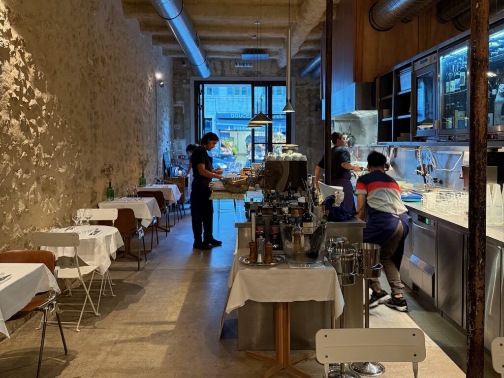 Localino al Mare est un restaurant italien à Vauban. Il propose des pasta fresca, des vins d’exception dans ambiance transalpine avec terrasse Titre Facebook : Localino al Mare : l’Italie généreuse au cœur de Vauban, à Marseille (salle)