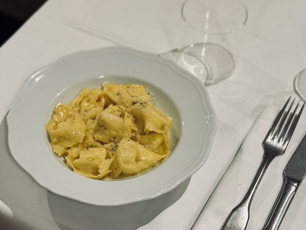 Localino al Mare est un restaurant italien à Vauban. Il propose des pasta fresca, des vins d’exception dans ambiance transalpine avec terrasse Titre Facebook : Localino al Mare : l’Italie généreuse au cœur de Vauban, à Marseille (ravioli)