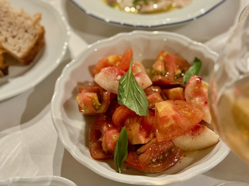 Localino al Mare est un restaurant italien à Vauban. Il propose des pasta fresca, des vins d’exception dans ambiance transalpine avec terrasse Titre Facebook : Localino al Mare : l’Italie généreuse au cœur de Vauban, à Marseille (tomates)