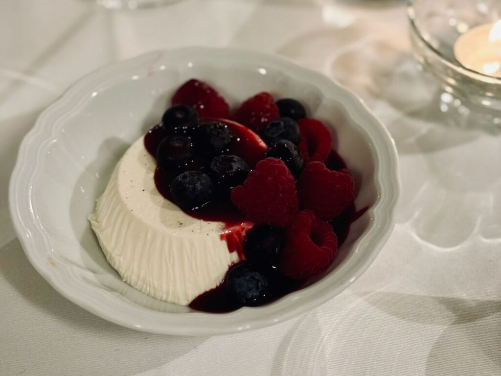 Localino al Mare est un restaurant italien à Vauban. Il propose des pasta fresca, des vins d’exception dans ambiance transalpine avec terrasse Titre Facebook : Localino al Mare : l’Italie généreuse au cœur de Vauban, à Marseille (Hanna motta)