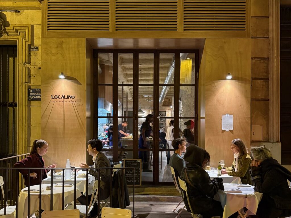 Localino al Mare est un restaurant italien à Vauban. Il propose des pasta fresca, des vins d’exception dans ambiance transalpine avec terrasse Titre Facebook : Localino al Mare : l’Italie généreuse au cœur de Vauban, à Marseille (façade de nuit)