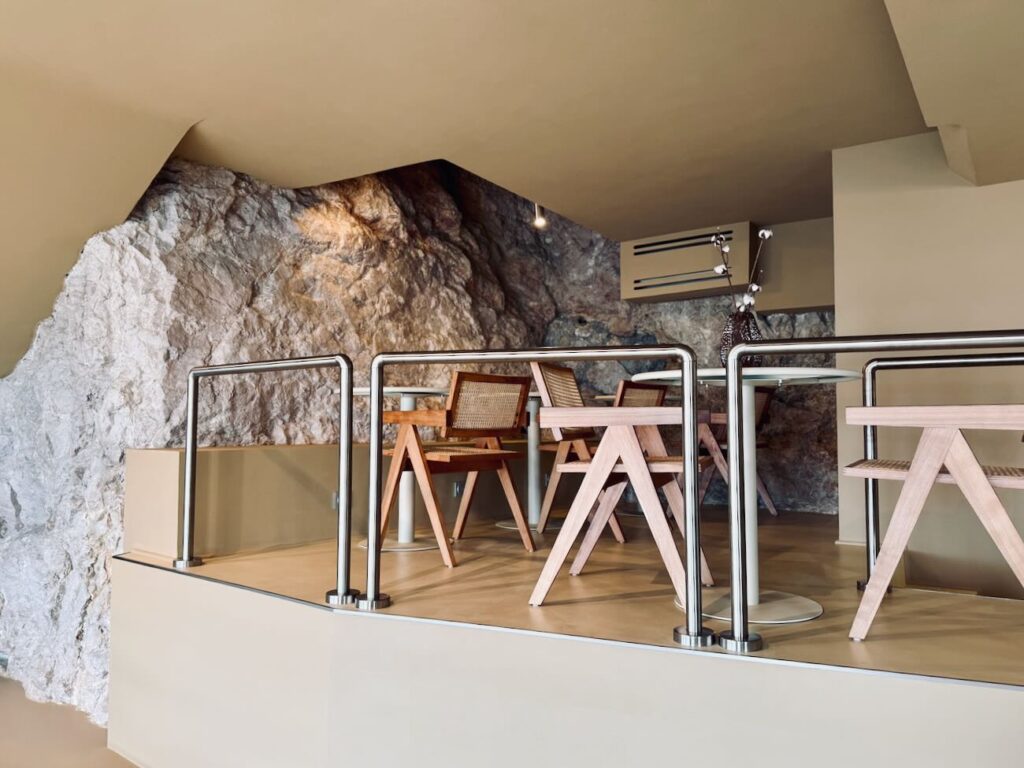 Minubu est un brunch-coffee shop avec vue mer situé sur la corniche à Marseille. L’adresse propose des assiettes créatives aux inspirations levantines. (intérieur)