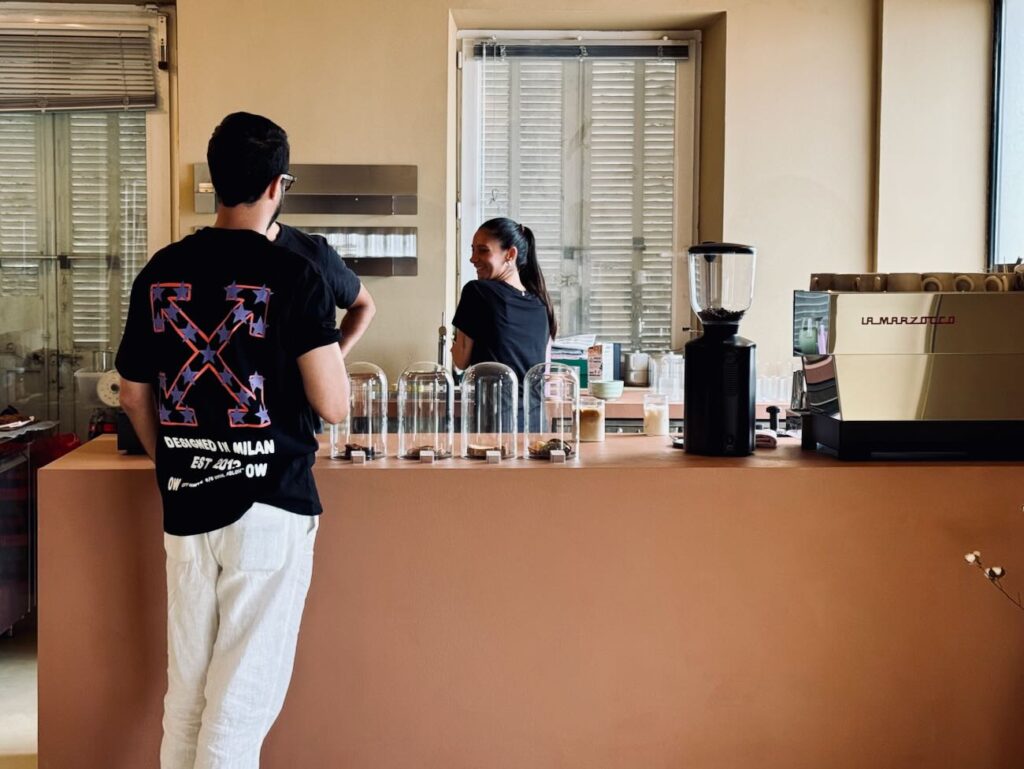 Minubu est un brunch-coffee shop avec vue mer situé sur la corniche à Marseille. L’adresse propose des assiettes créatives aux inspirations levantines. (comptoir)