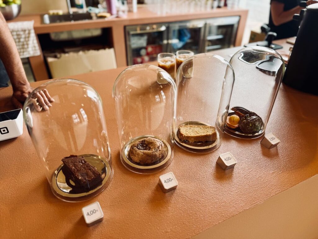 Minubu est un brunch-coffee shop avec vue mer situé sur la corniche à Marseille. L’adresse propose des assiettes créatives aux inspirations levantines. (cakes)