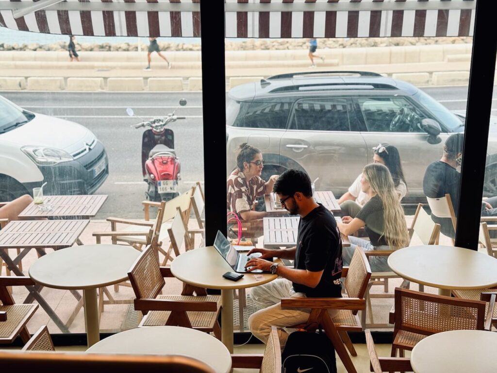 Minubu est un brunch-coffee shop avec vue mer situé sur la corniche à Marseille. L’adresse propose des assiettes créatives aux inspirations levantines. (télétravail)