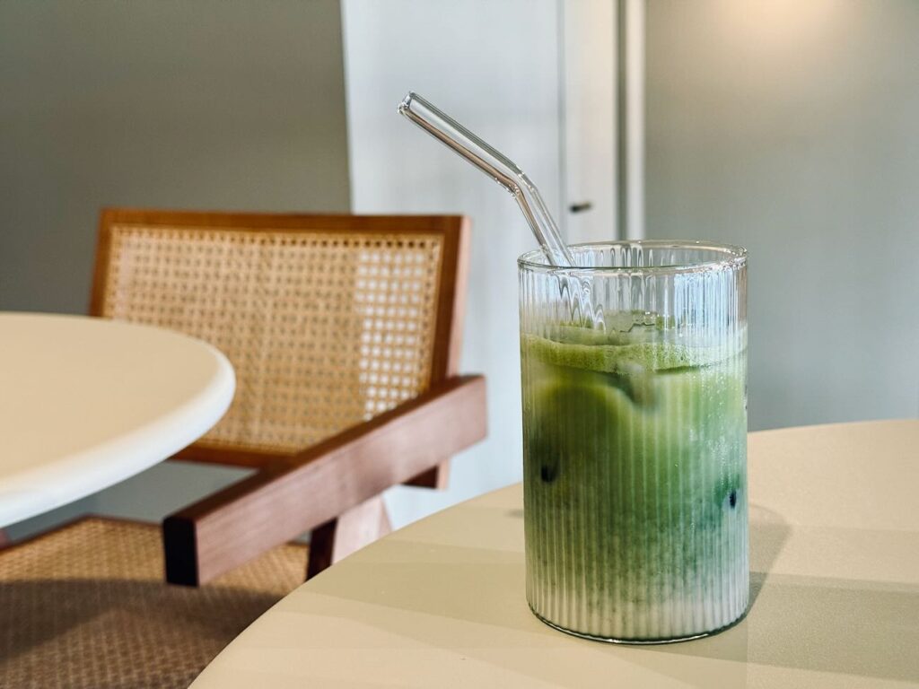 Minubu est un brunch-coffee shop avec vue mer situé sur la corniche à Marseille. L’adresse propose des assiettes créatives aux inspirations levantines. (matcha close up)