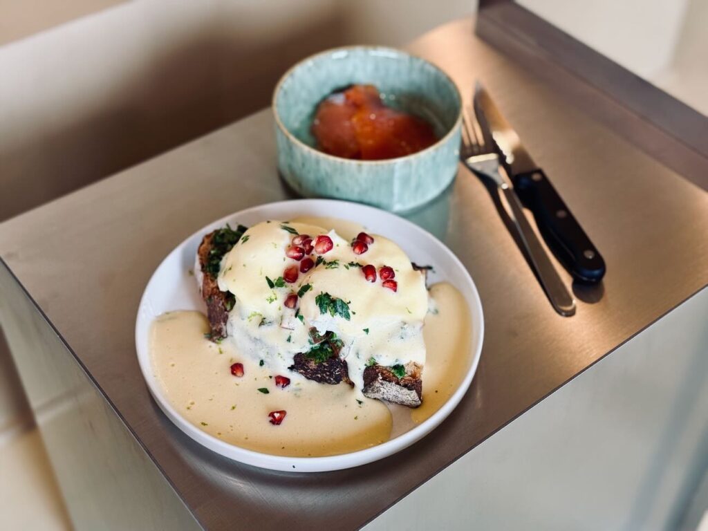 Minubu est un brunch-coffee shop avec vue mer situé sur la corniche à Marseille. L’adresse propose des assiettes créatives aux inspirations levantines. (oeufs bénédicités)