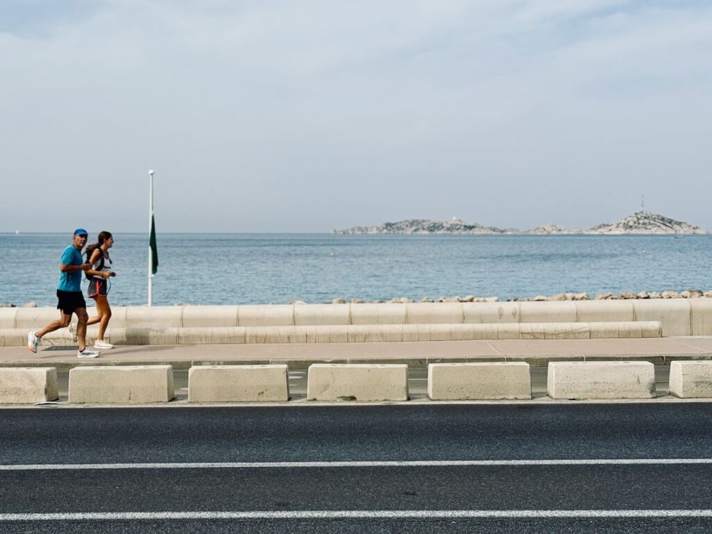 Minubu est un brunch-coffee shop avec vue mer situé sur la corniche à Marseille. L’adresse propose des assiettes créatives aux inspirations levantines. (corniche)