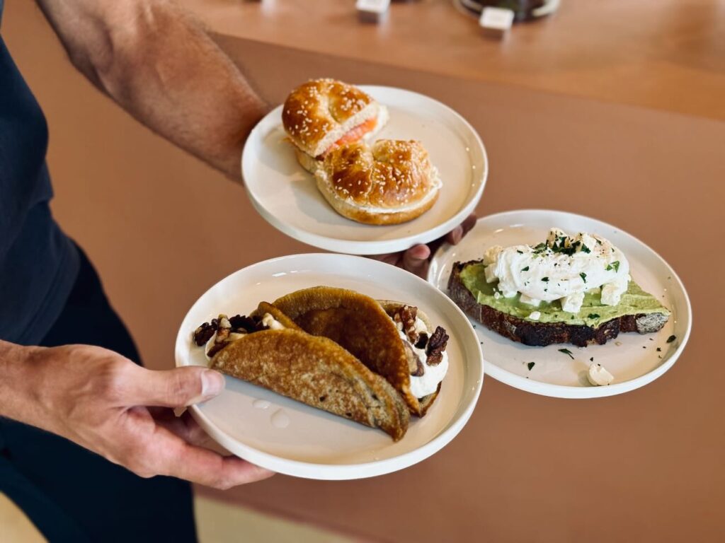 Minubu est un brunch-coffee shop avec vue mer situé sur la corniche à Marseille. L’adresse propose des assiettes créatives aux inspirations levantines. (plat)