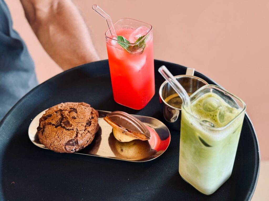Minubu est un brunch-coffee shop avec vue mer situé sur la corniche à Marseille. L’adresse propose des assiettes créatives aux inspirations levantines. (cookie et madeleine)