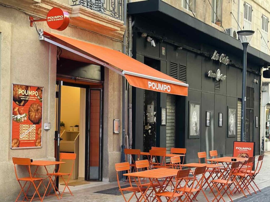 Poumpo est un café et un snack situé à Côté du Vieux-Port de Marseille. Il est spécialisé dans la pompe à l'huile provençale, déclinée en version salée et sucrée du petit déjeuner au goûter en passant par le lunch (devanture)
