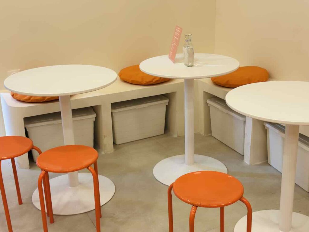 Poumpo est un café et un snack situé à Côté du Vieux-Port de Marseille. Il est spécialisé dans la pompe à l'huile provençale, déclinée en version salée et sucrée du petit déjeuner au goûter en passant par le lunch ((intérieur)