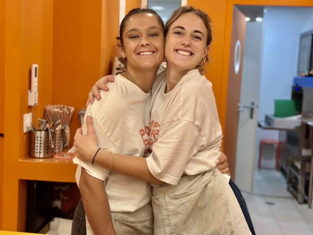 Poumpo est un café et un snack situé à Côté du Vieux-Port de Marseille. Il est spécialisé dans la pompe à l'huile provençale, déclinée en version salée et sucrée du petit déjeuner au goûter en passant par le lunch (gérantes)