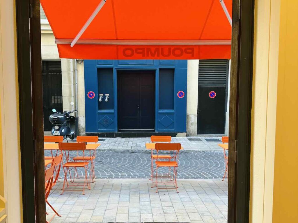 Poumpo est un café et un snack situé à Côté du Vieux-Port de Marseille. Il est spécialisé dans la pompe à l'huile provençale, déclinée en version salée et sucrée du petit déjeuner au goûter en passant par le lunch (exterieur)