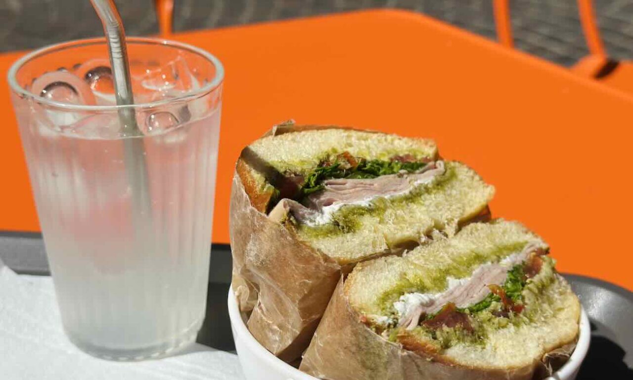 Poumpo est un café et un snack situé à Côté du Vieux-Port de Marseille. Il est spécialisé dans la pompe à l'huile provençale, déclinée en version salée et sucrée du petit déjeuner au goûter en passant par le lunch (formule)